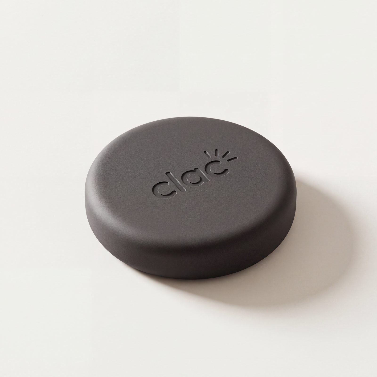 Le Clac, un galet anthracite en silicone avec le logo clac embossé ton sur ton